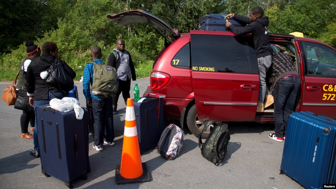 Keluarga pengungsi yang mengaku berasal dari Haiti tiba di Roxham Road, Champlain, New York 3 Agustus lalu (foto: ilustrasi). 