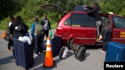 Keluarga pengungsi yang mengaku berasal dari Haiti tiba di Roxham Road, Champlain, New York 3 Agustus lalu (foto: ilustrasi). 