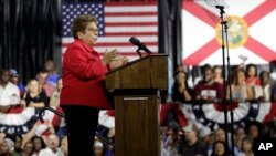 La congresista demócrata por Florida, Donna Shalala dijo que "No podemos permitir que Nicolás Maduro continúe arrasando la democracia y actuando con impunidad".