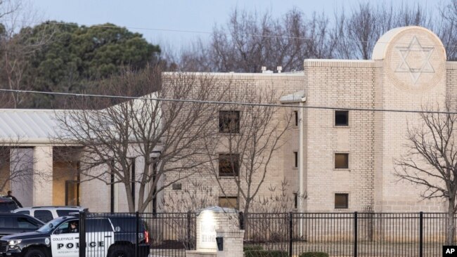 Un vehículo policial parado frente a una sinagoga de Colleyville (Texas) el 16 de enero del 2022. En en enero cuatro personas fueron tomadas como rehenes en ese templo. 