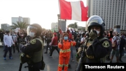 Las protestas continuaron el jueves en Perú, donde fue anunciado un nuevo gabinete mientras que los partidarios del destituido presidente Vizcarra seguían en las calles.