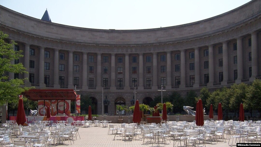 Markas Besar Badan Perlindungan Lingkungan Amerika (EPA) di Washington DC yang semula bernama gedung Ariel Rios, diganti namanya menjadi Gedung "William Jefferson Clinton" (Foto: Wikipedia).