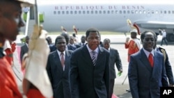 Presidents of Benin Boni Yayi (C) is escorted by Ivory Coast strongman Laurent Gbagbo's Prime Minister Gilbert Marie N'gbo Ake (R) as he arrives at Felix Houphouet Boigny airport in Abidjan before holding separate talks with Gbagbo and his rival Alassane 