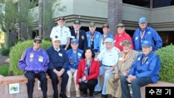 인터넷 사회관계망 서비스를 통해 ‘한국전쟁 참전용사를 기리다’(Honoring Korean War Veterans) 사이트를 운영하는 한국계 미국인 수전 기 씨가 참전용사들과 사진을 찍었다. 사진 제공: 수전 기.