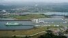 Una vista aérea muestra un buque de carga transitando por las esclusas de Agua Clara en el Canal de Panamá, en Colón, Panamá, el 1 de febrero de 2025.