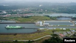 Una vista aérea muestra un buque de carga transitando por las esclusas de Agua Clara en el Canal de Panamá, en Colón, Panamá, el 1 de febrero de 2025.