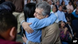 El dirigente de Acción Democrática, Henry Ramos Allup, saluda a la líder de Encuentro Ciudadano, Delsa Solórzano, en un acto político en Caracas, el 15 de febrero de 2023. Ambos partidos se refirieron a las negociaciones con el chavismo en México.