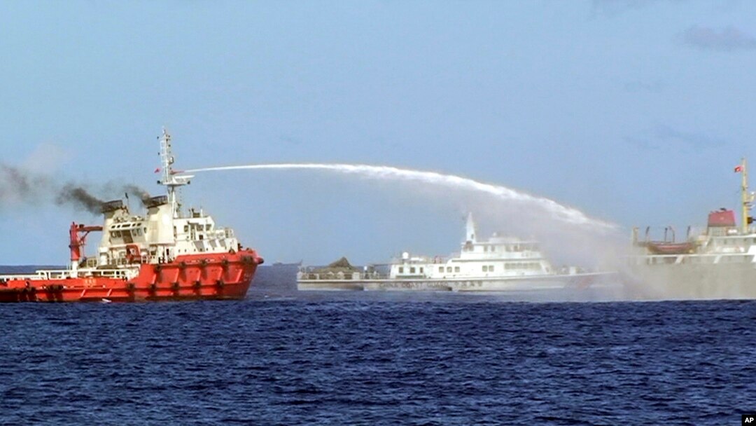 越南海岸警衛隊公佈的一張視頻截圖裡，5月7日中國船隻向越南船隻噴射高壓水槍。