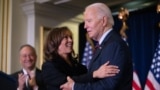 Phó Tổng thống Hoa Kỳ Kamala Harris ôm Tổng thống Hoa Kỳ Joe Biden trước khi phát biểu tại Tiệc chiêu đãi cuối năm của Ủy ban Quốc gia Dân chủ tại Washington, DC, ngày 15/12/2024.