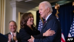 Wakil Presiden AS Kamala Harris memeluk Presiden Joe Biden sebelum memberikan sambutan di acara Komite Nasional Partai Demokrat di Washington, DC, pada 15 Desember 2024. (Foto: AFP/Saul Loeb)