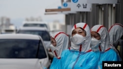 지난 3일 한국 대구 영남대학교서 '드라이브스루' 선별진료소가 운영되고 있다.