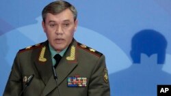 Pemimpin militer Rusia Jenderal Valery Gerasimov, memberikan keterangan di Moskow (foto: dok).