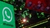 Sebuah ponsel menampilkan logo WhatsApp di atas motherboard dalam ilustrasi ini, 23 Februari 2023. (Foto: Reuters)