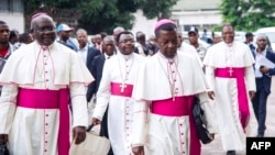 L'archevêque Marcel Utembi, deuxième à gauche, président de la Conférence épiscopale nationale du Congo (CENCO), et d'autres évêques catholiques arrivent pour la signature d'un accord à Kinshasa, le 1er janvier 2017.