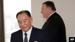 Kim Yong Chol, ansyen direktè Sèvis Ransèyman Kore Di Nò a goch ak Sekretè deta Ameriken Mike Pompeo a Dwat.Foto : 31 Me 2018, New YòK,AP/ Seth Wenig.