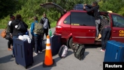 Một gia đình tự nhận là người tị nạn Haiti tại biên giới Mỹ-Canada (ảnh tư liệu, 8/2017)