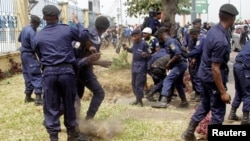 Des policiers congolais et des partisans de l'opposant Etienne Tshisekedi s'affrontent à Kinshasa, le 27 juillet 2016.