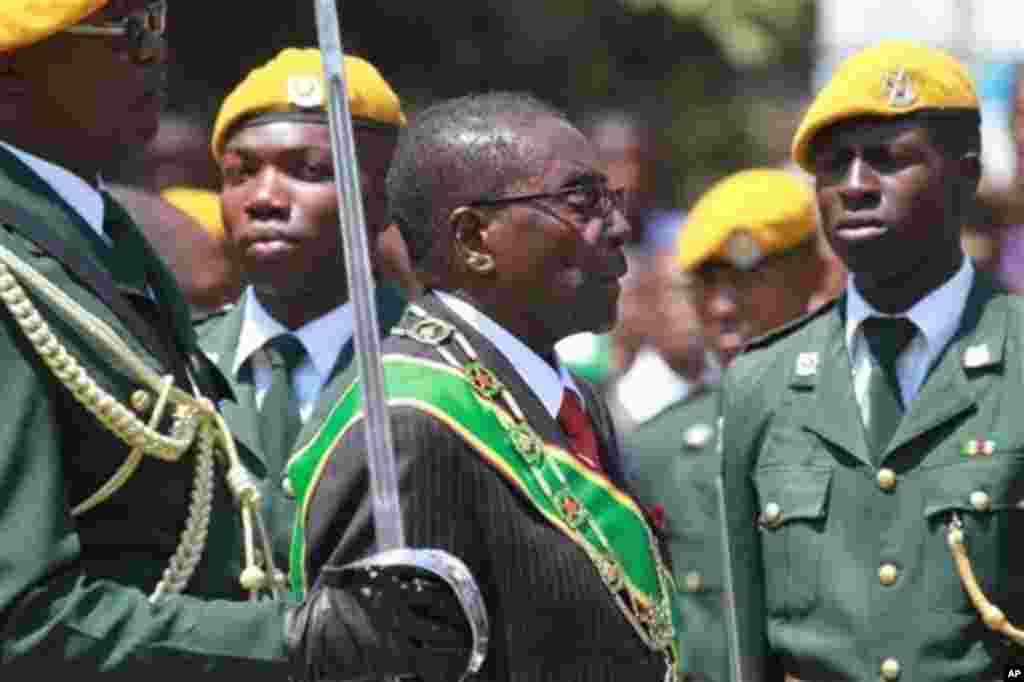 President Robert Mugabe inspects guard of honor during opening of first session of the eighth Parliament of Zimbabwe, Harare, Sept. 17, 2013.