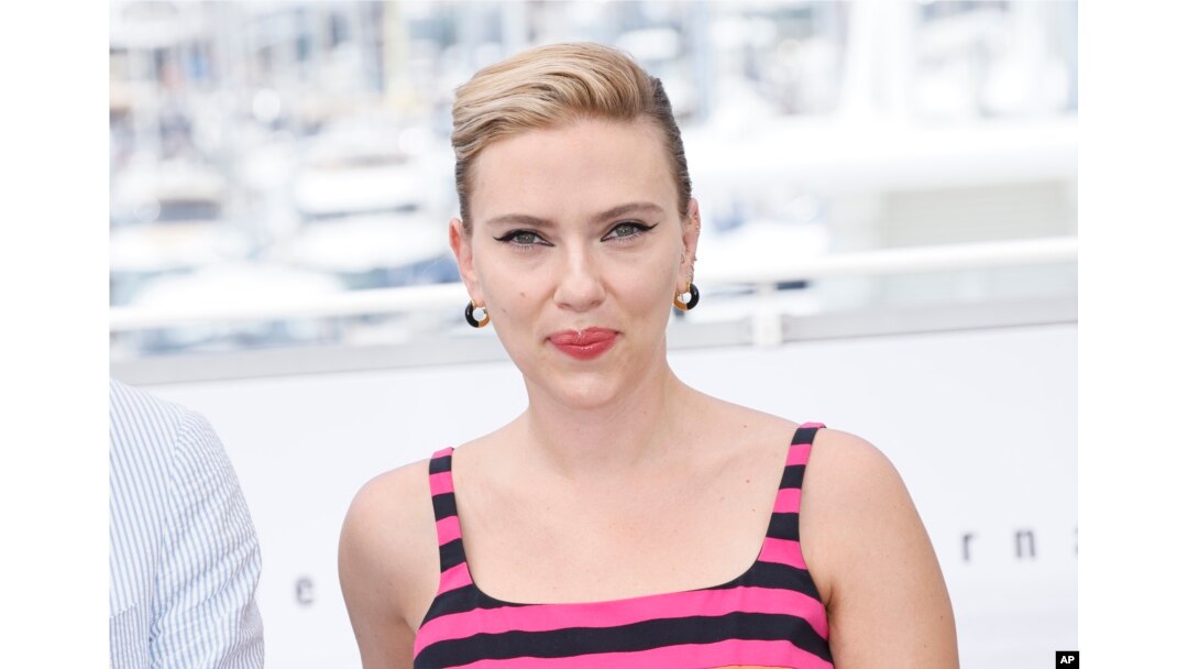 FILE - Scarlett Johansson pada sesi pemotretan untuk film "Asteroid City" di festival film internasional ke-76, Cannes, Prancis selatan, 24 Mei 2023. (Joel C Ryan/Invision/AP)