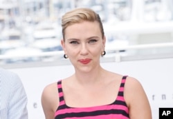 FILE - Scarlett Johansson pada sesi pemotretan untuk film "Asteroid City" di festival film internasional ke-76, Cannes, Prancis selatan, 24 Mei 2023. (Joel C Ryan/Invision/AP)