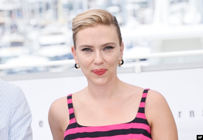 FILE - Scarlett Johansson pada sesi pemotretan untuk film "Asteroid City" di festival film internasional ke-76, Cannes, Prancis selatan, 24 Mei 2023. (Joel C Ryan/Invision/AP)