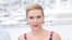 Scarlett Johansson posa para los fotógrafos antes de la proyección de la cinta "Asteroid City" en el 76to festival internacional de Cannes, el 24 de mayo de 2023, en el sur de Francia. 
