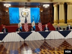 Senadores estadounidenses reunidos con el canciller de Guatemala, Pedro Brolo, en Ciudad de Guatemala. Foto Eugenia Sagastume, VOA.