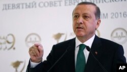 Turkish President Recep Tayyip Erdogan speaks during a meeting on Islam in Eurasia in Istanbul, Oct. 11, 2016. Erdogan says his country is determined to take part in a possible operation to recapture the Iraqi city of Mosul despite objections from Iraq.