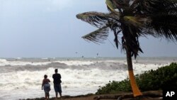 Autoridades esperan que Erika toque tierra en Florida el lunes tras su paso por Puerto Rico.