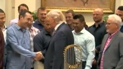 Со ланскиот трофеј, шампионите во безбол од Чикаго, во посета на Трамп