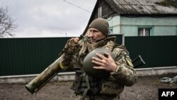Украинский солдат с противотанковым патроном в Киеве. 30 марта 2022 г.