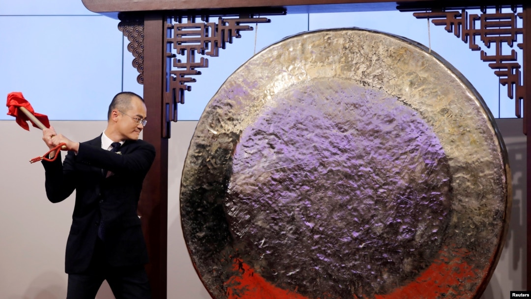 资料照：美团首席执行长王兴在香港交易所为美团上市敲钟。（2018年9月20日）