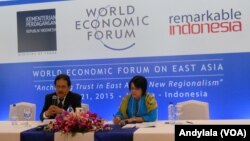 Menteri Koordinator Bidang Perekonomian Sofyan Djalil memberikan keterangan seputar World Economic Forum on East Asia di Jakarta, Senin, 20 April 2015 (Foto: VOA/Andylala)