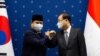 Menteri Pertahanan Indonesia Prabowo Subianto (Kiri) bertemu Menteri Luar Negeri Korea Selatan Chung Eui-yong (Kanan) sebelum pertemuan mereka di Kementerian Luar Negeri di Seoul, Korea Selatan, 9 April 2021. (Foto: Jeon Heon-kyun via REUTERS)