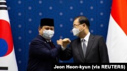 Menteri Pertahanan Indonesia Prabowo Subianto (Kiri) bertemu Menteri Luar Negeri Korea Selatan Chung Eui-yong (Kanan) sebelum pertemuan mereka di Kementerian Luar Negeri di Seoul, Korea Selatan, 9 April 2021. (Foto: Jeon Heon-kyun via REUTERS)