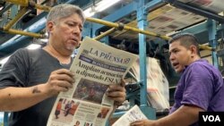 Operarios de las rotativas del diario La Prensa de Nicaragua, contemplan el histórico periódico que vive una grave situación debido a las presiones del Gobierno de Daniel Ortega. Foto: Donaldo Hernández/VOA.