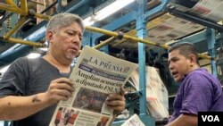 Operarios de las rotativas del diario La Prensa de Nicaragua, contemplan el histórico diario que vive una grave situación debido a las presiones del Gobierno de Daniel Ortega. Foto: Donaldo Hernández/VOA.