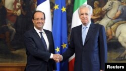 Perdana Menteri Italia Mario Monti (kanan) berjabat tangan dengan Presiden Perancis Francois Hollande di Palazzo Chigi, Roma (14/6).