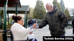 Dünya Kadınlar Bilek Güreş Şampiyonu Zeynep Yılmaz sokakta su satarak geçimini sağlamaya çalışıyor