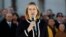 英国内政大臣安珀·路德（Amber Rudd）在伦敦特拉法加广场上为袭击事件遇难者的烛光守夜行动中讲话（2017年3月23日）