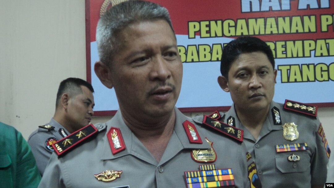 Kapolda Jateng Inspektur Jendral Condro Kirono, didampingi Kapolresta Solo (kanan) memberikan keterangan pers di Solo, Jumat 2/2. (Foto: VOA/Yudha).