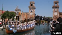 Pendayung tiba di Kanal Arsenale untuk ikut serta dalam lomba dayung Vogalonga (Long Row) di Venetian Lagoon, Venesia, Italia, 23 Mei 2021. (REUTERS/Manuel Silvestri)