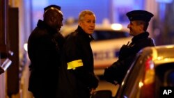 El fiscal de París Francois Molins, (centro) habla con la policía el 12 de mayo, de 2018.