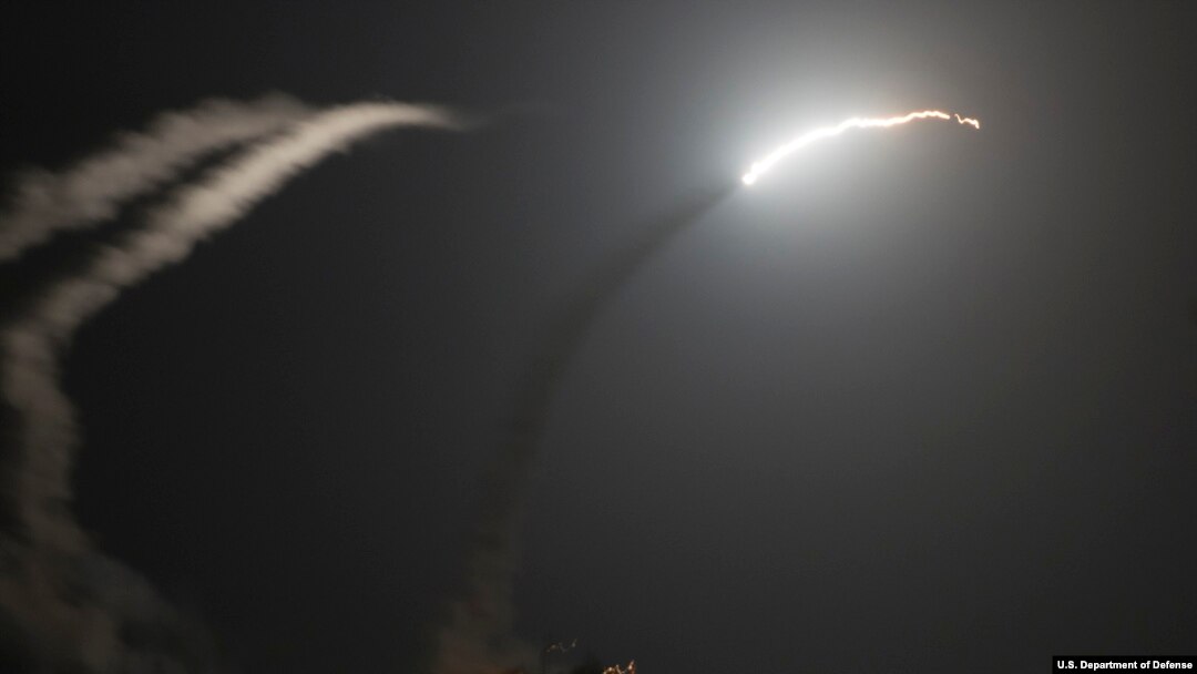 Pentagon merilis foto serangan udara dengan rudal Tomahawk ke arah sasaran militan ISIS (23/9).