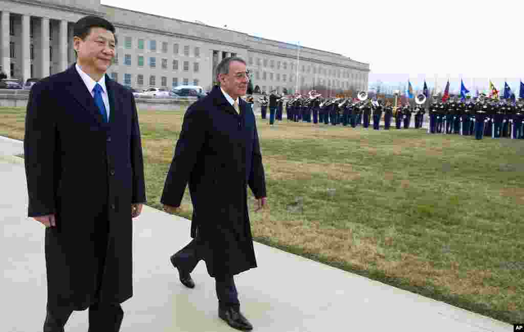 2012年2月14号，美国防部长帕内塔在五角大楼主持最高规格的欢迎仪式，迎接习近平访美。