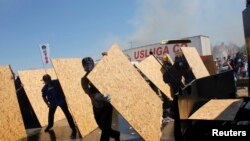 Policija je upotrebila vodene topove i suzavac da bi rasterala demonstrante, koji su protestovali ispred zatvorskog kompleksa u Silivriju gde je sudjeno organizatorima puča protiv premijera Redžipa Tajipa Erdogana, 5. avgust 2013.