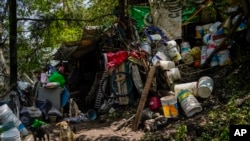 Perros sentados junto a una casa dañada donde varias personas murieron después de un deslizamiento de tierra provocado por la lluvia, en Naucalpan, México, el martes 17 de septiembre de 2024.