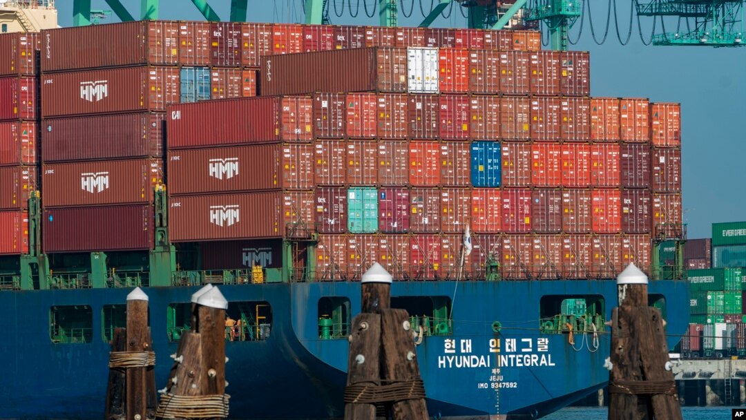 Kapal kontainer Hyundai Integral bergerak di sepanjang kanal utama di Pelabuhan Los Angeles di San Pedro, California, Selasa, 30 November 2021. (AP/Damian Dovarganes)