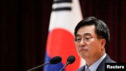 FILE - South Korean Finance Minister Kim Dong-yeon speaks during his inaugural ceremony in Sejong government complex in Sejong, South Korea, June 15, 2017. 