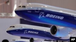 ARSIP – Model-model dari pesawat penumpang Boeing diperagakan dalam Pameran International Penerbangan dan Kedirgantaraan China yang ke-12, yang juga dikenal sebagai Airshow China 2018 di Zhuhai City, 6 November 2018 (foto: AP Photo/Kin Cheung, Arsip)